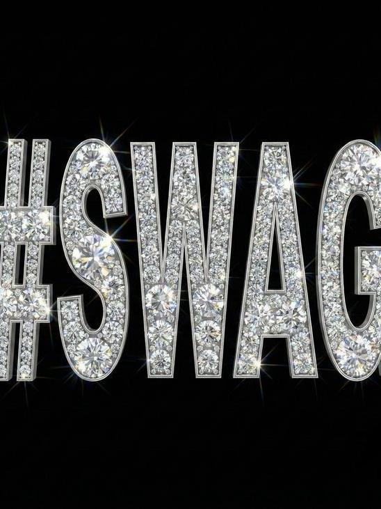 Стильная надпись "#SWAG" из бриллиантов на черном фоне.